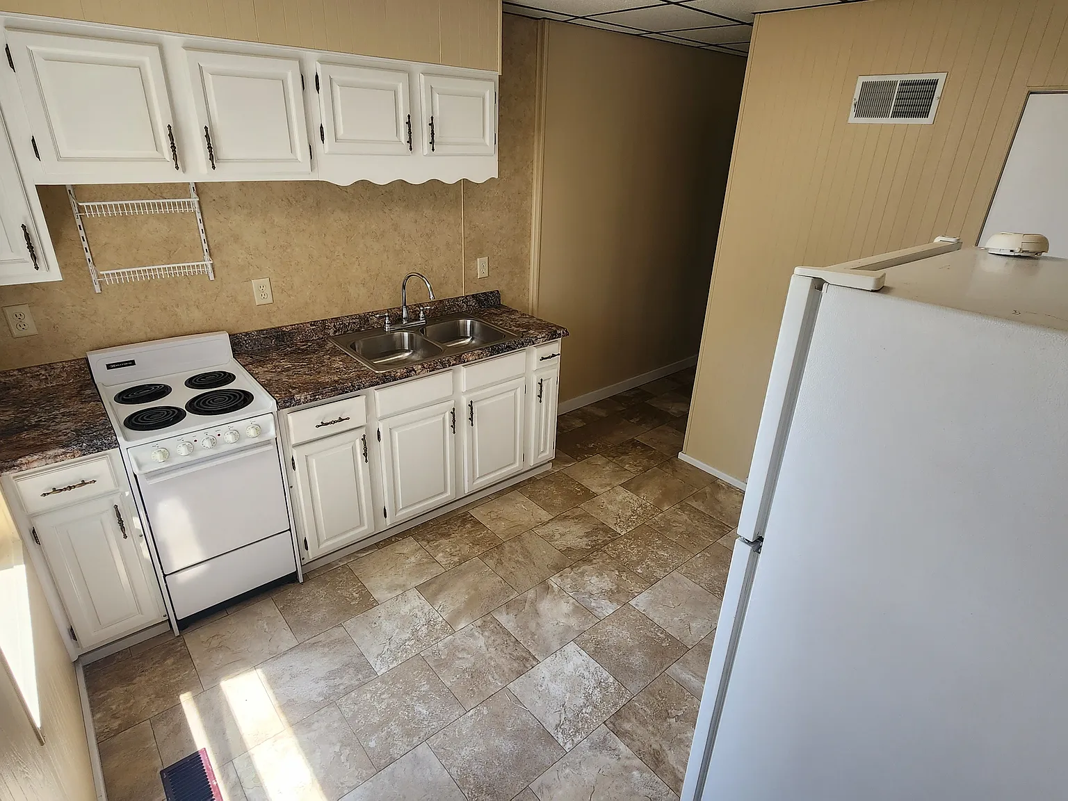 Charming 1-bed, 1-bath main-floor apartment — Photo 3