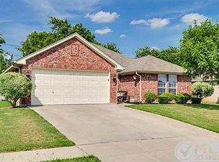 920 Heberle Dr, Burleson, TX 76028