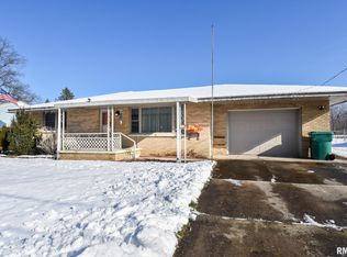 402 Sherwood Park Rd, Washington, IL 61571