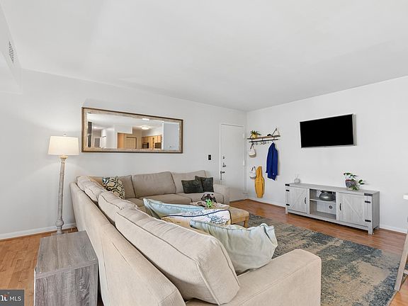 4th image of 300 Forbes St APT J