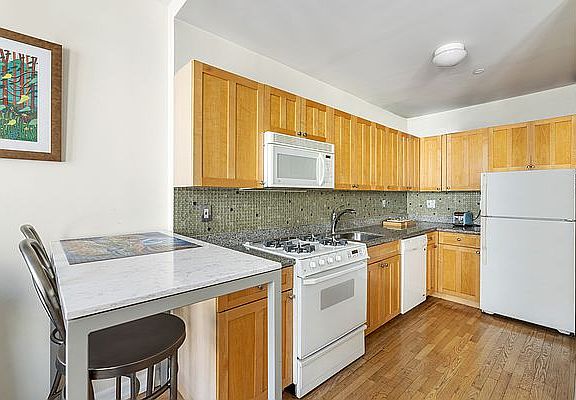 5th image of 407 E 12th St APT 4FNE
