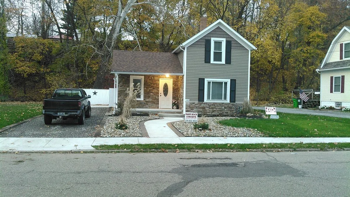 1102 Tremont Ave SE photo 1