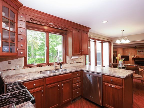 4th image of 539 Hickory Hollow Dr