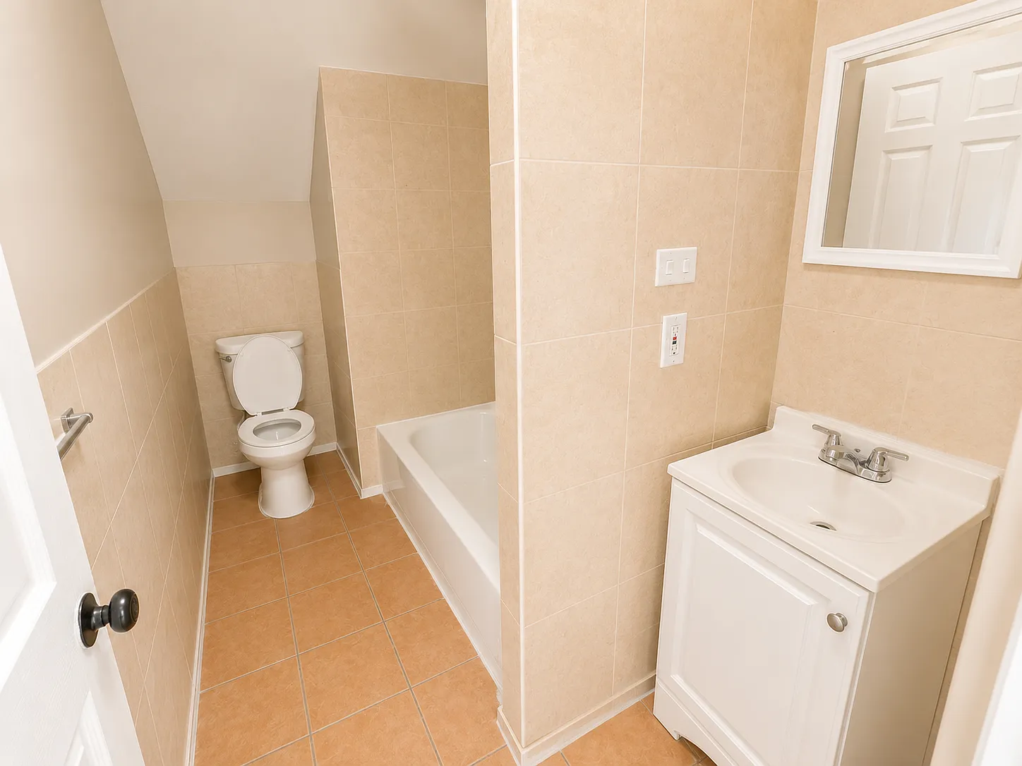 3 bed, 1200 sqft, $1,995 — Photo 2