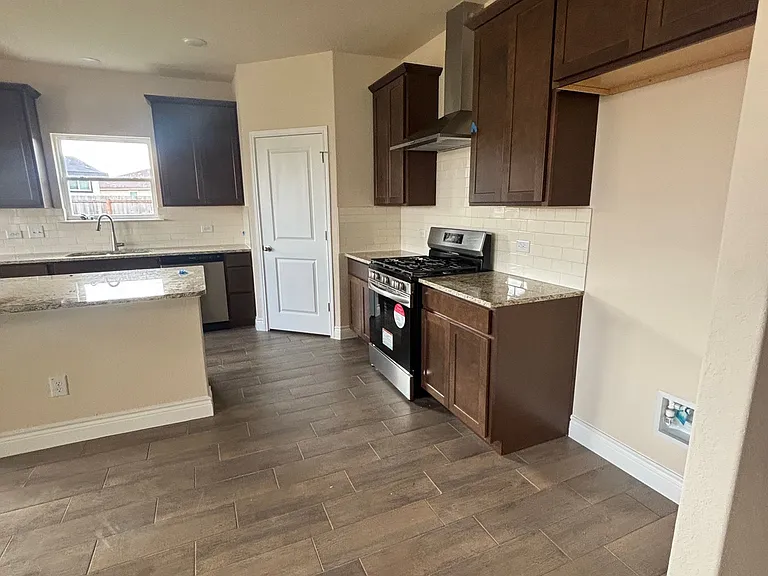 105 Troubadour Ln — Photo 3