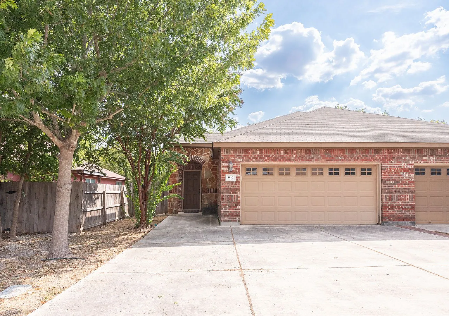 3 Bedroom Duplex with 2 Car Garage located in New Braunfels! — Photo 1
