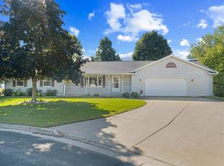 811 Woodlawn Ct, Luxemburg, WI 54217