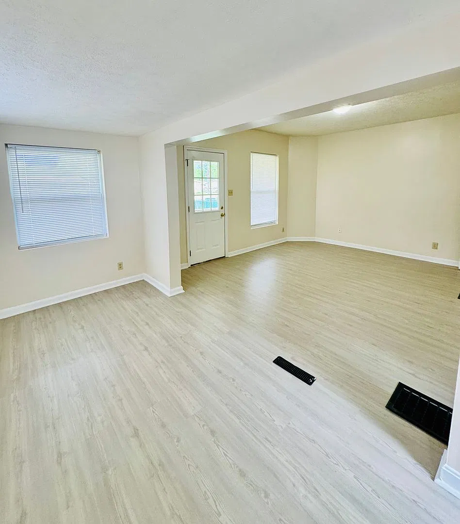Like new with 2 car garage! Prequalified showings only! — Photo 4