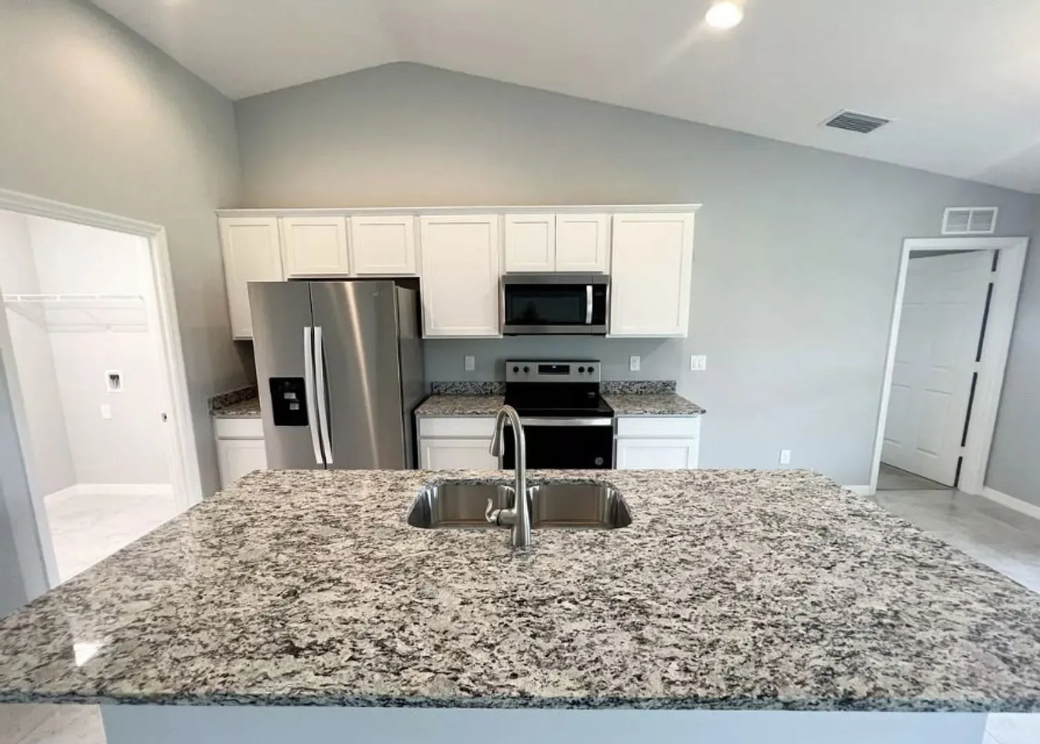 3 Bedroom 2 Bathroom Home with a Den! — Photo 4