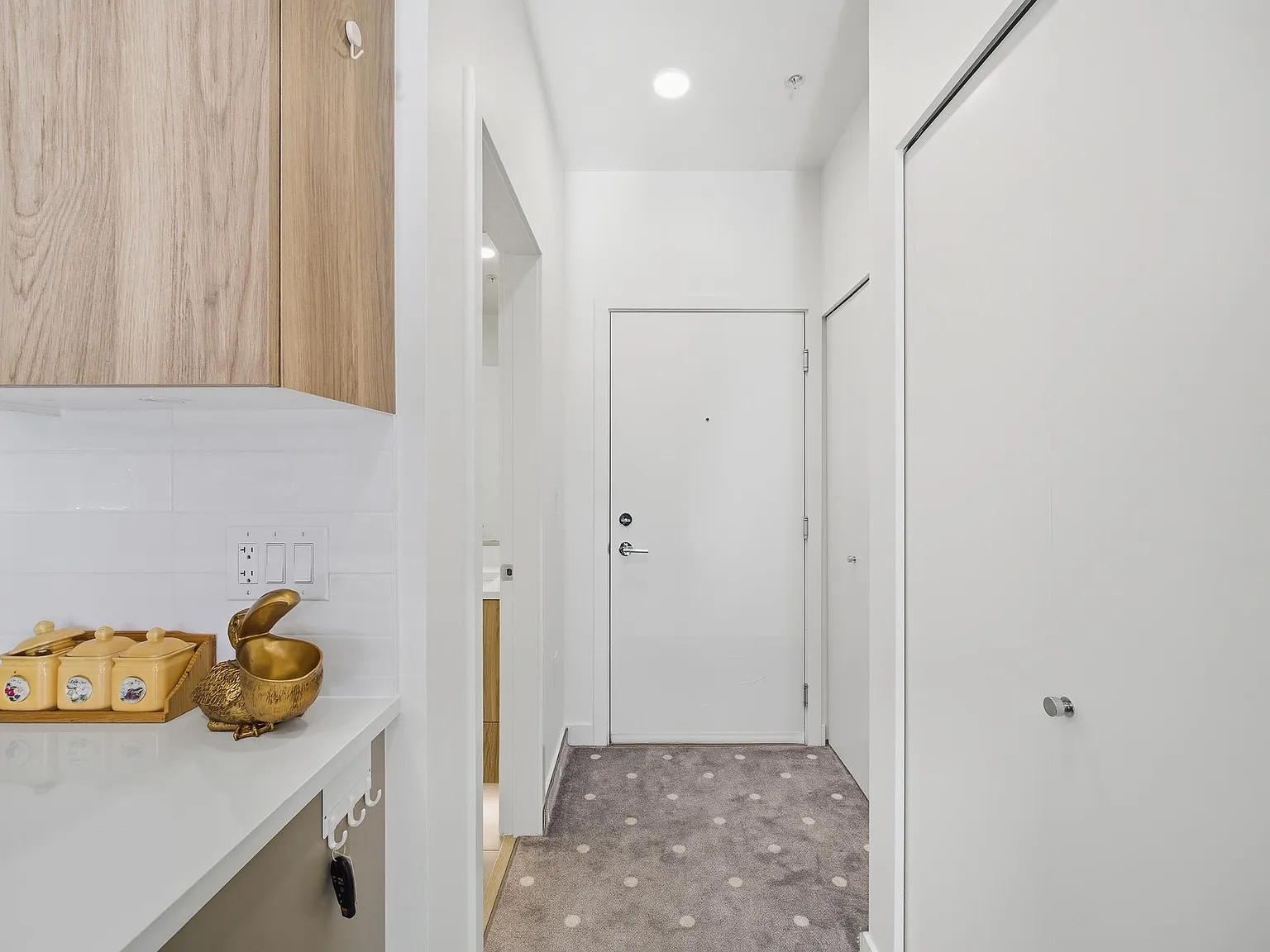 2 bed, 800 sqft, $2,700 — Photo 2