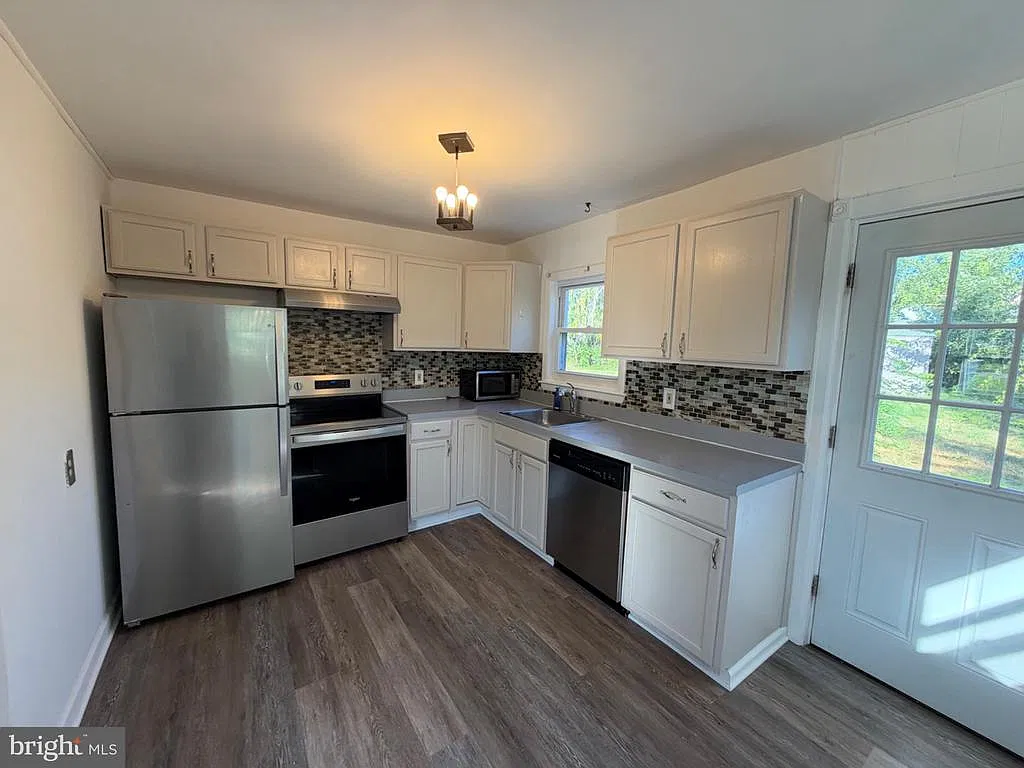 3 bed, 1.0 bath, 1089 sqft, $1,700 — Photo 4