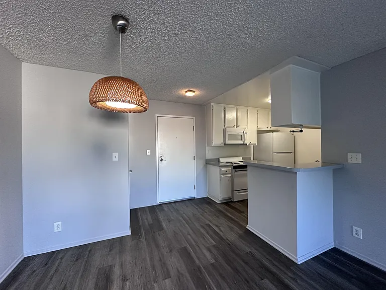 Lido Apartments - 3745 Glendon Ave — Photo 7