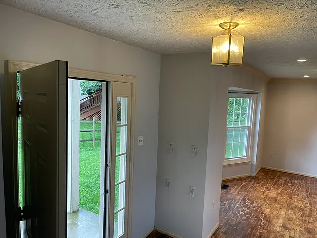 4 bed, 2.5 bath, 1810 sqft, $3,300 — Photo 2