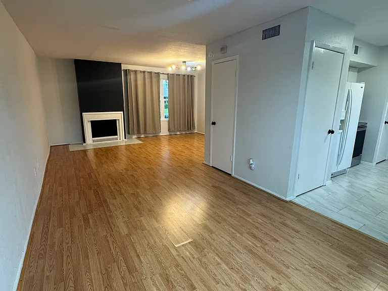 323 Towne House Ln — Photo 16