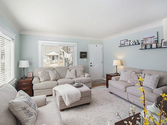 2nd image of 3834 Oakshire Ave