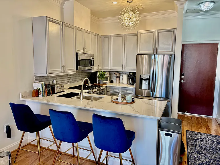 Kitchen Island w/ Seating!