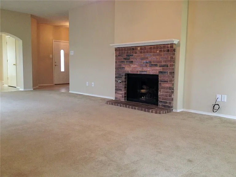 625 Rothschild Ln — Photo 5