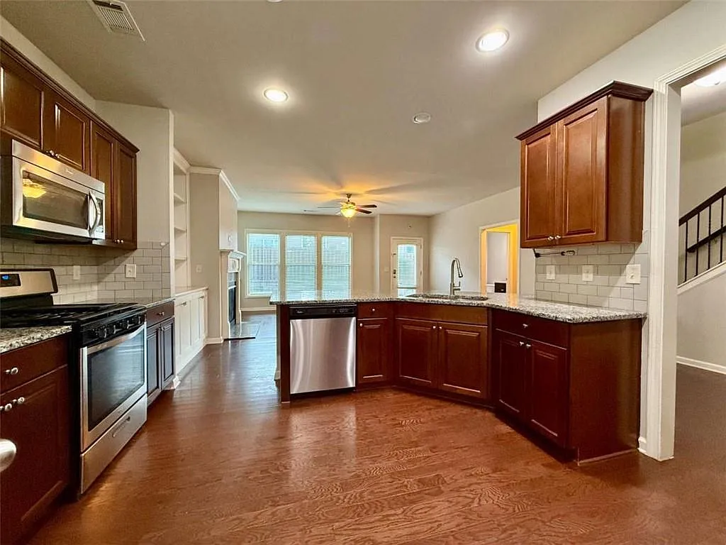 3 bed, 2.5 bath, 2375 sqft, $2,900 — Photo 4