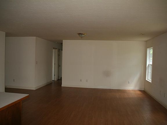 3rd image of 507 Creekwood Ct