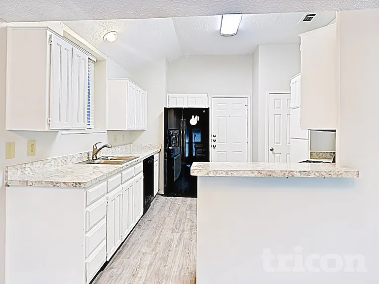 2851 Linden Ln — Photo 6