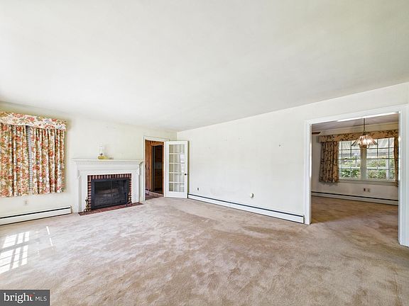 5th image of 207 Bloomingdale Ave