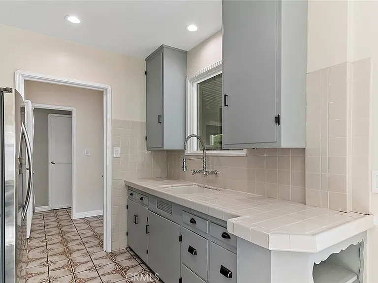 348 W Spazier Ave — Photo 3