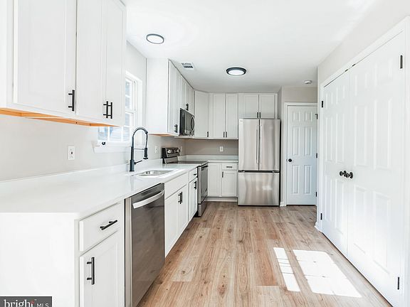 3rd image of 822 Yardley Dr