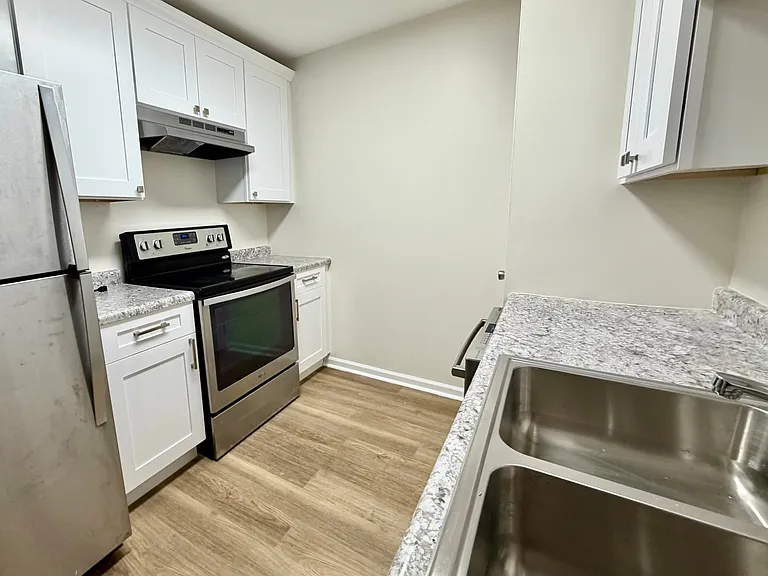 Sherwood Forest Apartments — Photo 9