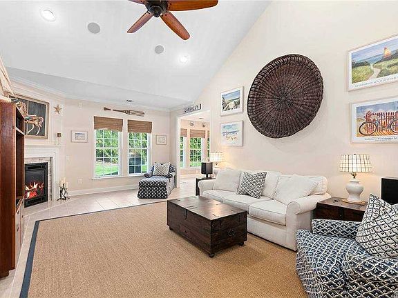 5th image of 72 Samantha Cir