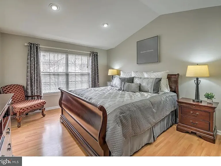216 Waverly Ct — Photo 31