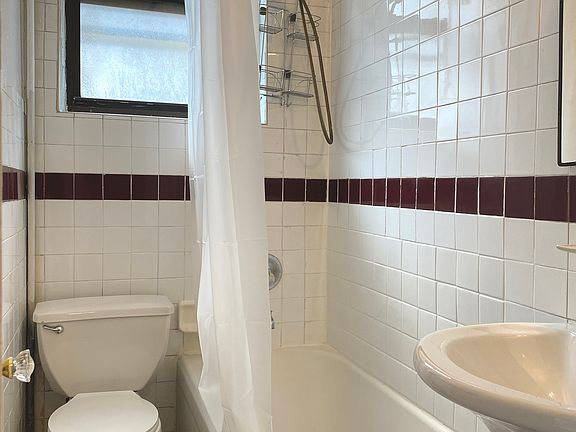 3rd image of 401 W 44th St APT 3