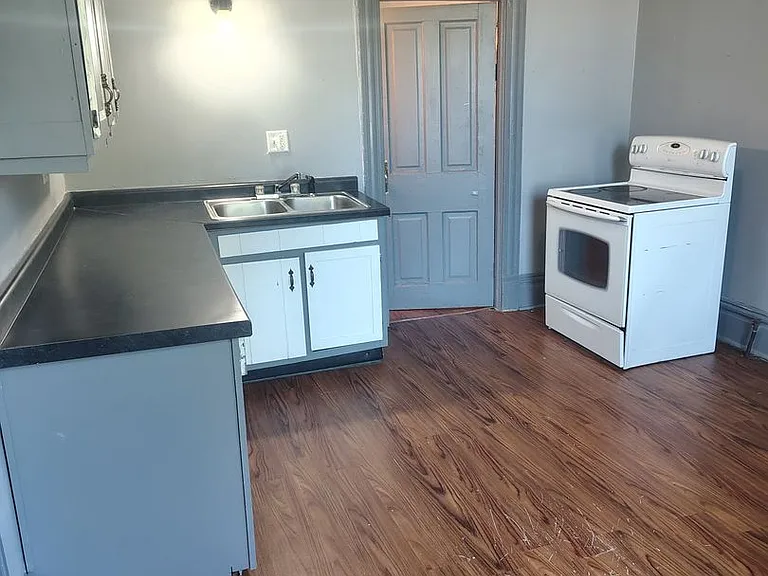 801 Warren St — Photo 2