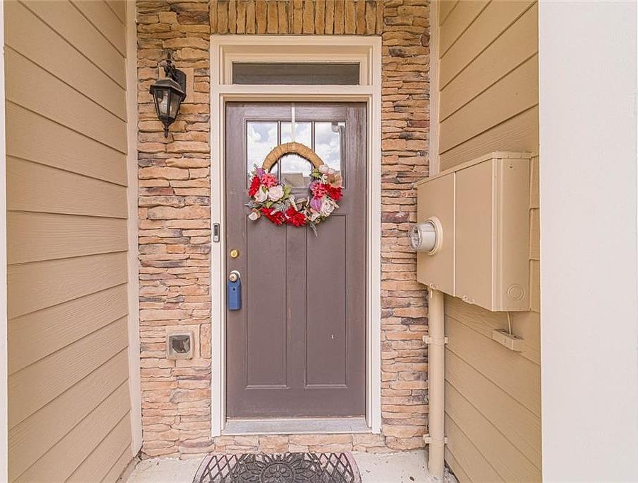 1st image of 818 Arbor Crowne Dr