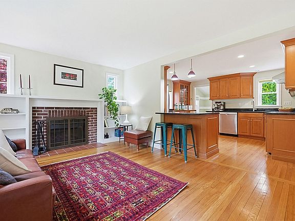 4th image of 13 Lawrence Cir