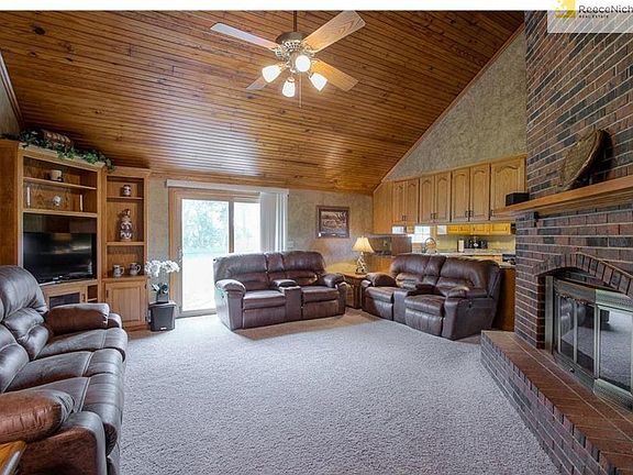Large living room w/vaulted ceiling