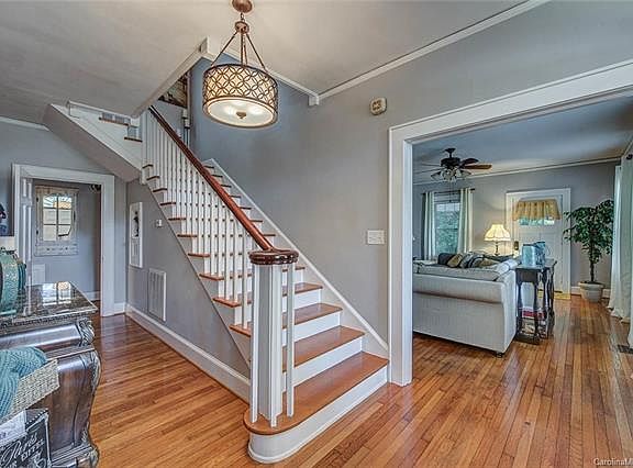 3rd image of 1204 E Franklin Blvd