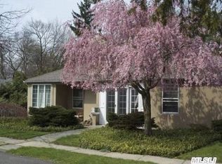 16 Greenway Ter, Babylon, NY 11702