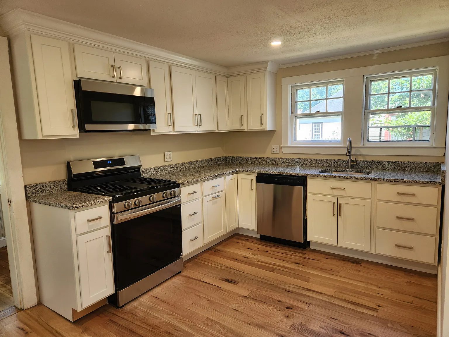 3 bed, 1.5 bath, 1250 sqft, $3,650 — Photo 2