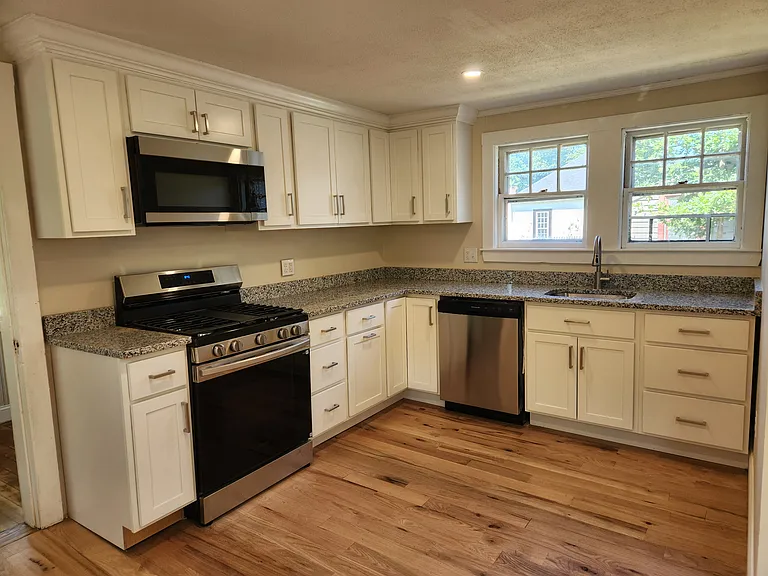Eat-in kitchen