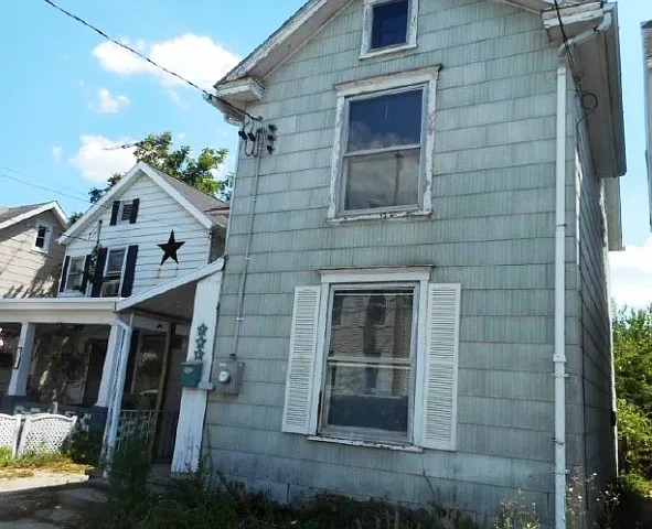 368 W Queen St photo 1