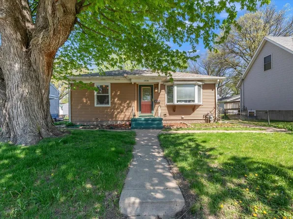 2838 Bellevue Ave, Bettendorf, IA 52722