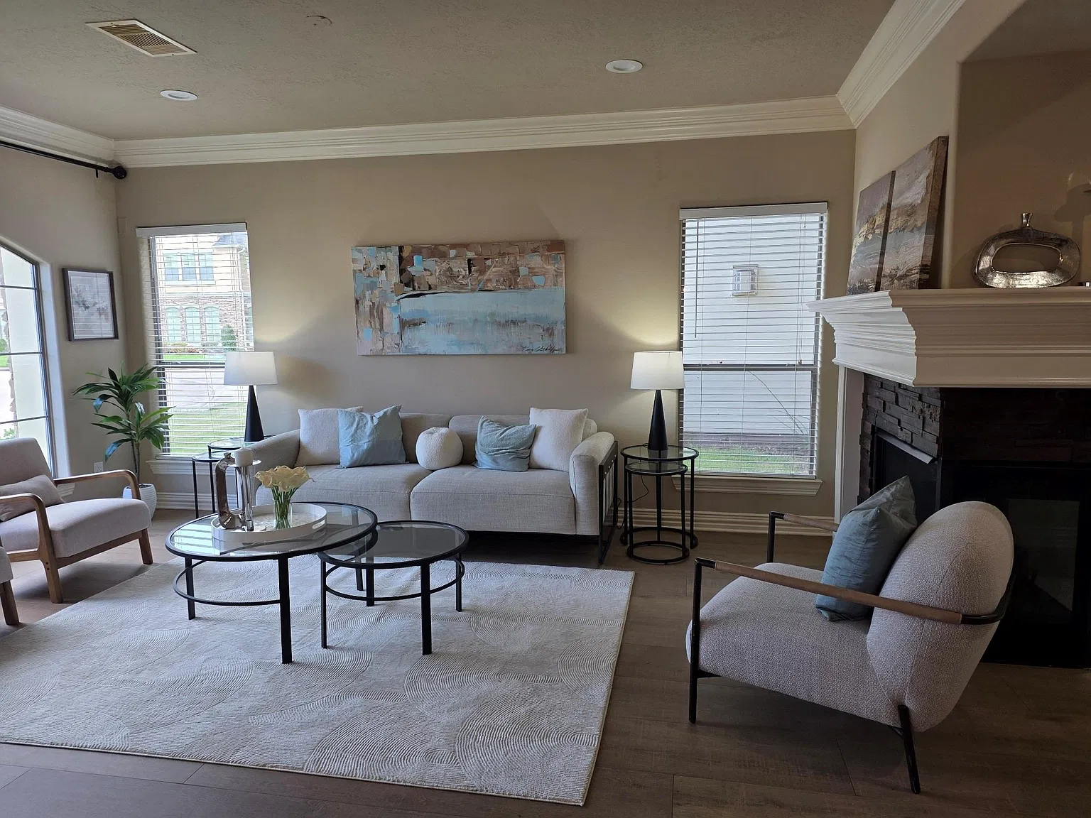 4 bed, 3.0 bath, 2722 sqft, $3,400 — Photo 2