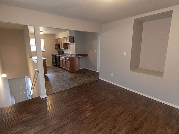 4th image of 1011 W Ash St