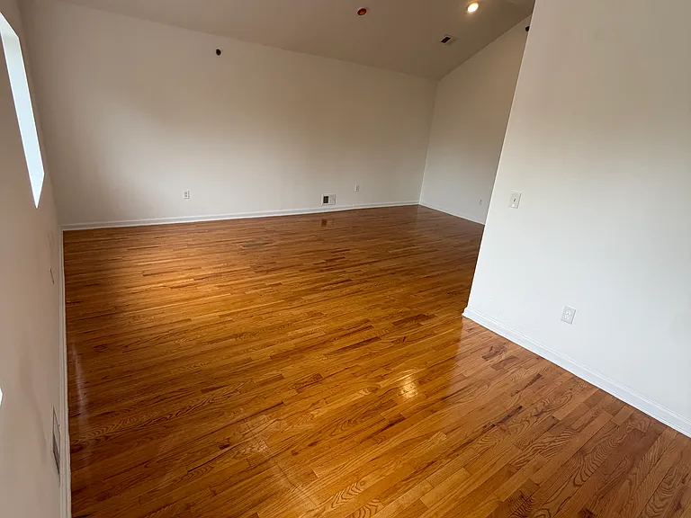 3B Rockwell Ave #3B — Photo 4