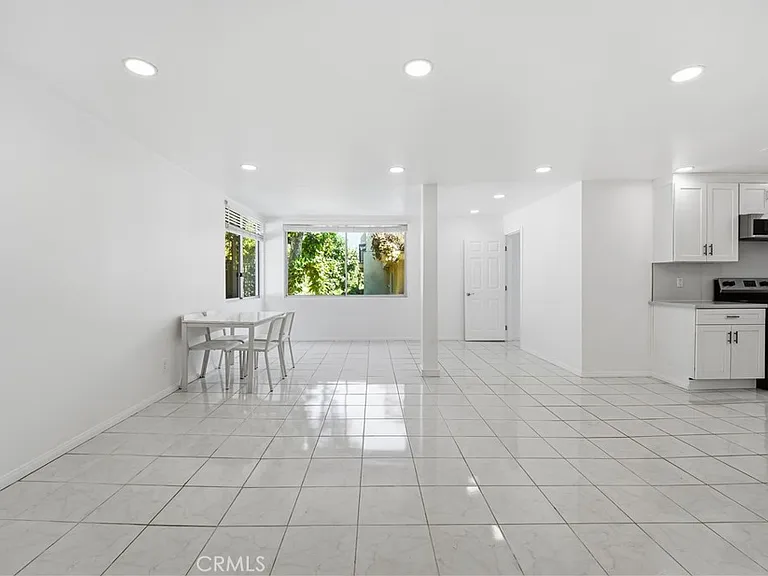 5301 Balboa Blvd #F7 — Photo 9