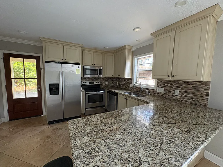 1617 Pierce Avenue Ext — Photo 2