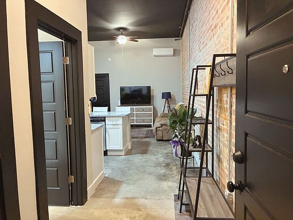 4th image of 202 S Main St #105