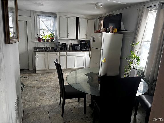 4th image of 936 Schuyler St