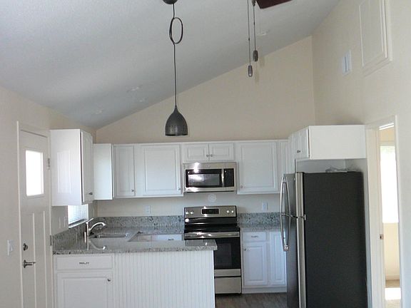 Large kitchen, Quartz Counters,