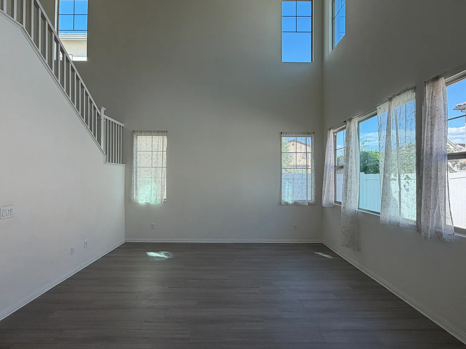 4 bed, 2.5 bath, 1939 sqft, $3,900 — Photo 2
